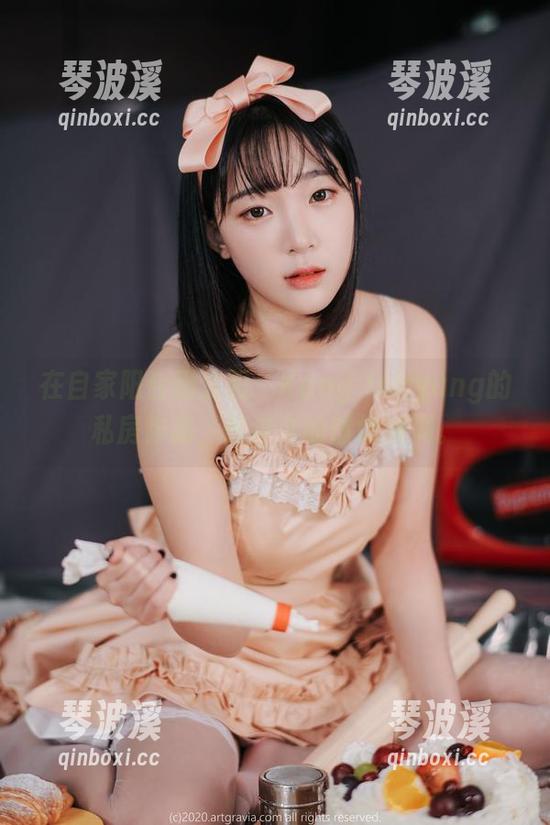 Kang Inkyung 在自家阳台晒太阳:Kang Inkyung的私房作品,懒洋洋的情绪满满。